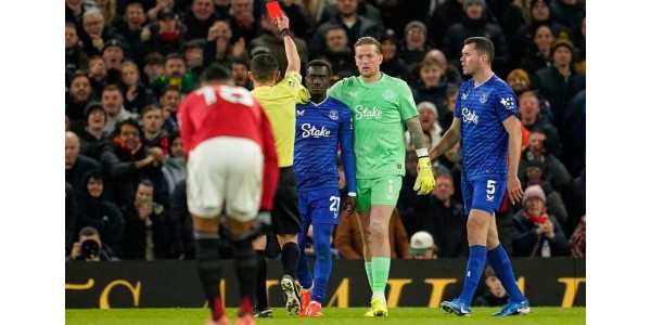 Er brak een vechtpartij uit tussen Everton-teamgenoten tijdens de wedstrijd Er brak een vechtpartij uit tussen Everton-teamgenoten tijdens de wedstrijd